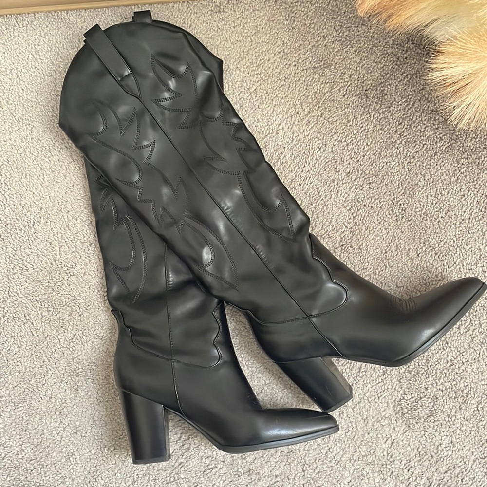 Extra tall black cowboy boots (to the knee if 5/3)